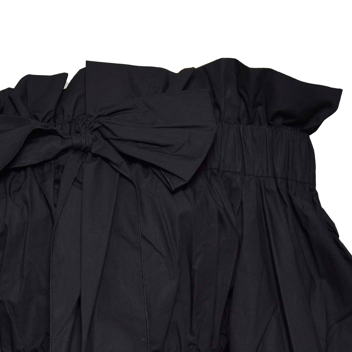Top cropped in cotone nero con fiocco Patou 